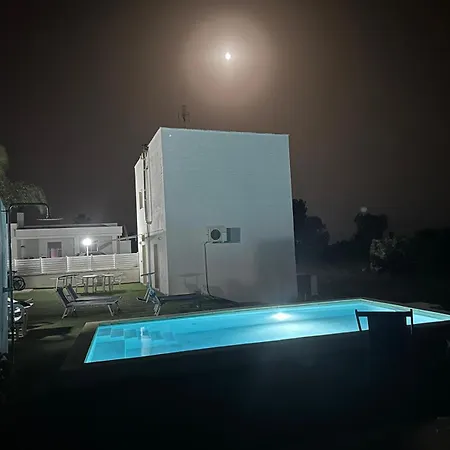 Con Piscina A * 托雷圣乔万尼乌